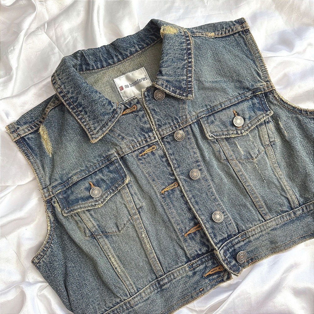 No Boundaries Distressed Cropped Denim Vest Medium Wash Juniors L 26WW8128
